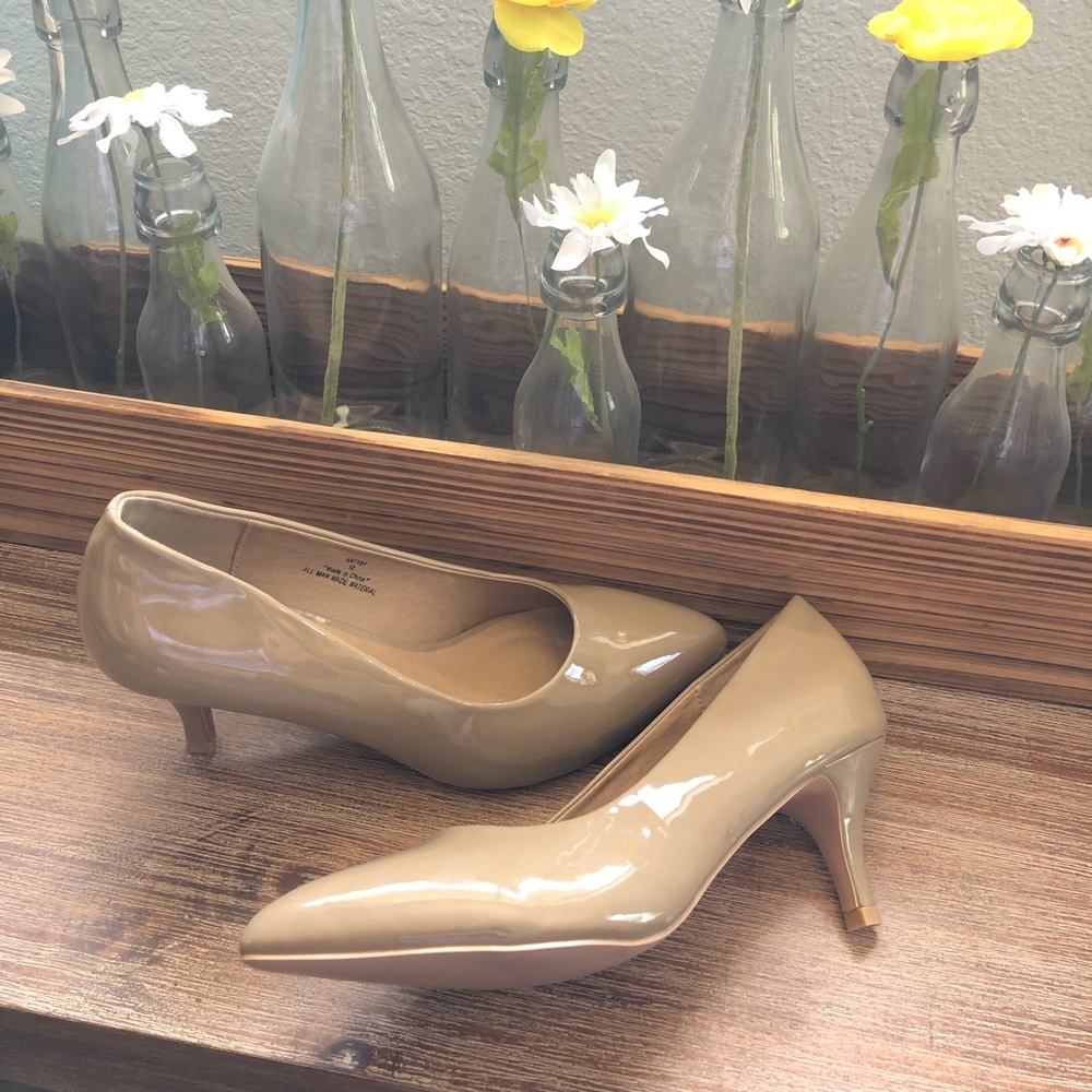 NWOT Closed Toe, Kitten Heel Pumps size 10